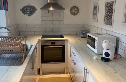 Cowes Apartment | Isle Escape Retreat- Sleeps 4, Garden & Games Room
