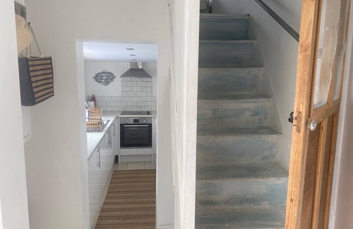 Cowes Apartment | Isle Escape Retreat- Sleeps 4, Garden & Games Room