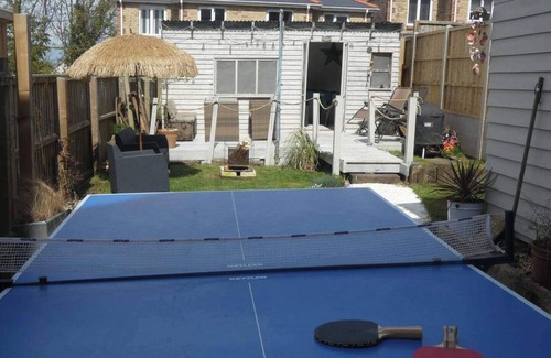 Cowes Apartment | Isle Escape Retreat- Sleeps 4, Garden & Games Room