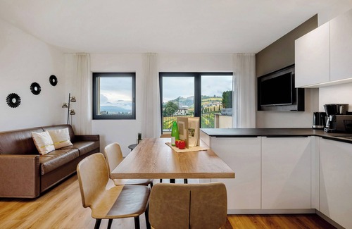 Berg/Monte Apartment | Apartment 'Weingut Gasshof Valeria' with Mountain View, Shared Pool and Wi-Fi