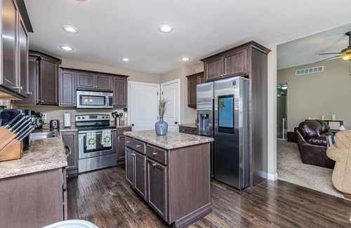 Columbia House | It's a Gem ! Comfy Hideaway for R & R ~ King Bed !