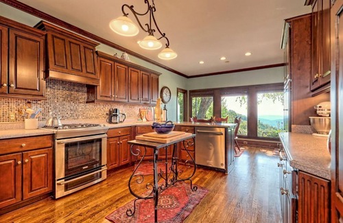Cornelia House | It's ALL ABOUT THE VIEW near Chenoceta Mountain in North Georgia!
