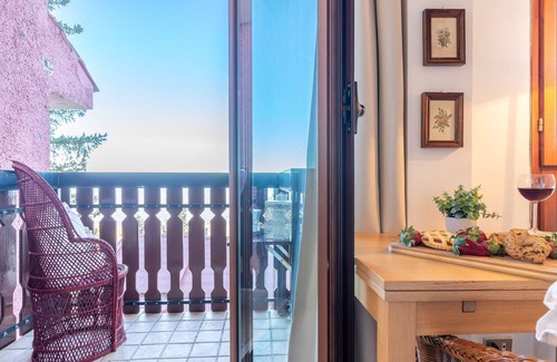 Sarnano Apartment | Cosy apartment for 4 people with WIFI, TV, balcony, pets allowed, panoramic view and parking