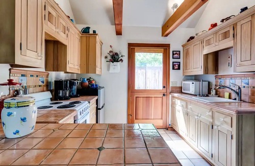 Eugene House | Italian Villa Guest Home 3 Miles to UO & Autzen Near Wine Country