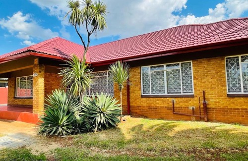 Kempton Park House | Ithonsi Guesthouse