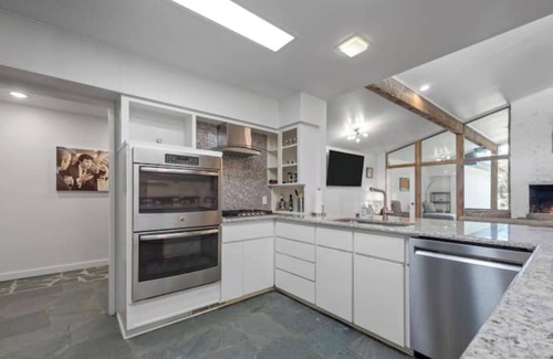 Central Arlington House | Its not UnusualnMidTerm Rental