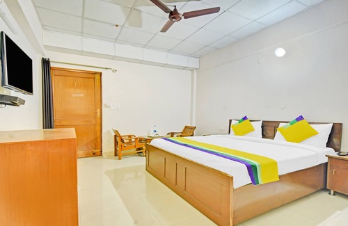 Dehradun Hotel | Itsy by Treebo - Paras Tower
