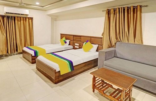 Ahmedabad City Centre Hotel | Itsy By Treebo - Radhe Residency