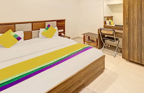 Ahmedabad City Centre Hotel | Itsy By Treebo - Radhe Residency