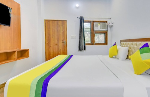 Bullawala Hotel | Itsy By Treebo - Studioz @ Om River Resort