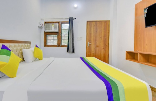 Bullawala Hotel | Itsy By Treebo - Studioz @ Om River Resort