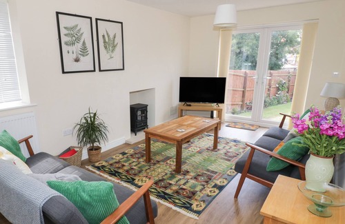Ashby-de-la-Zouch House | IVANHOE LODGE, pet friendly, with a garden in Ashby-De-La-Zouch