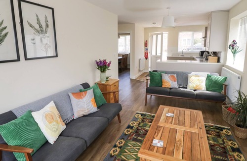Ashby-de-la-Zouch House | IVANHOE LODGE, pet friendly, with a garden in Ashby-De-La-Zouch