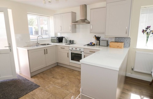 Ashby-de-la-Zouch House | IVANHOE LODGE, pet friendly, with a garden in Ashby-De-La-Zouch