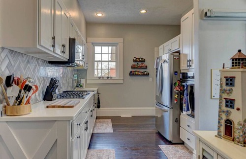 Midtown House | Ives House - Historic Charm | Hot Tub
