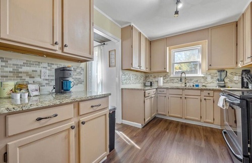 Marietta House | Ivor’s Cottage - Cozy 2BR - Game Room - Backyard - Youth Sports Accommodations
