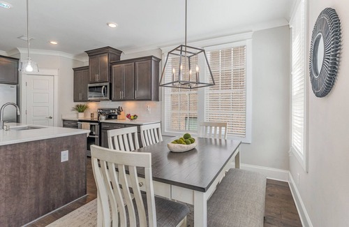 West End Cottage | Ivory - Private Porch - Walk to Centennial Park