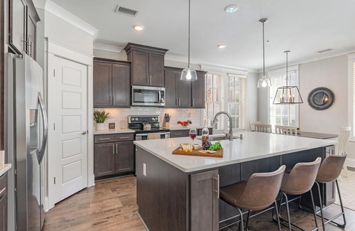 West End Cottage | Ivory - Private Porch - Walk to Centennial Park