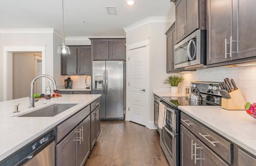 West End Cottage | Ivory - Private Porch - Walk to Centennial Park