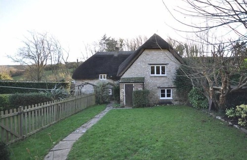 West Lulworth Cottage | IVY COTTAGE, pet friendly, with open fire in West Lulworth
