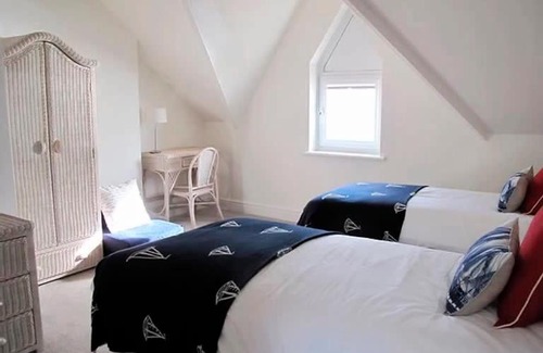 Muston House | Ivy House - Seafront house with garden seating and stunning sea views! - Ocholo Villas