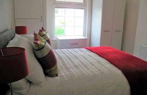 Muston House | Ivy House - Seafront house with garden seating and stunning sea views! - Ocholo Villas