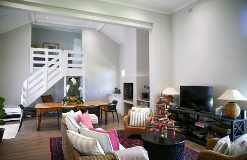 Somerset West Apartment | Ivy House - Super Spacious Spot- Somerset West