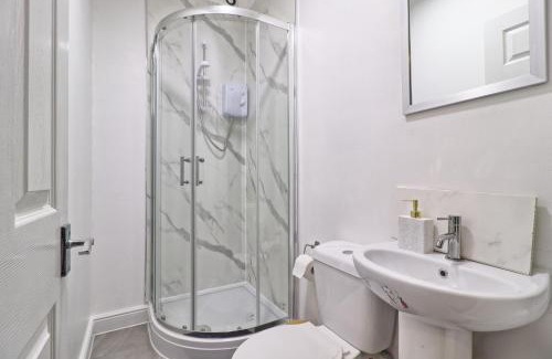 Westcliff-on-Sea House | Ivy on Sea Villa