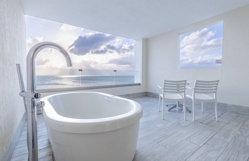 Isla Mujeres Hotel | Izla Beach Front Hotel