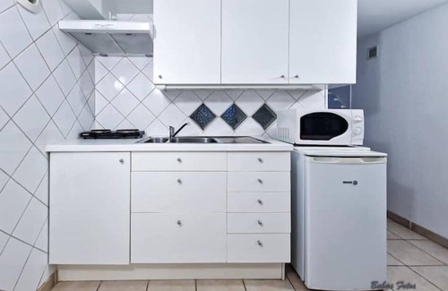 Trappes Apartment | J2 Studio 3 beds on garden level + parking lot