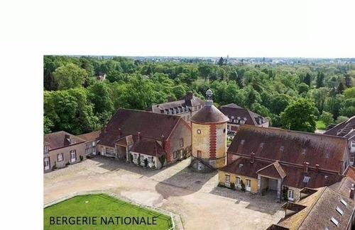 Trappes Apartment | J2 Studio 3 beds on garden level + parking lot