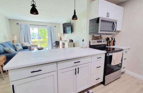 Demere Park Apartment | J7 completely renovated, 2 pools, pickleball, fishing, fitness center,easy walk to pier