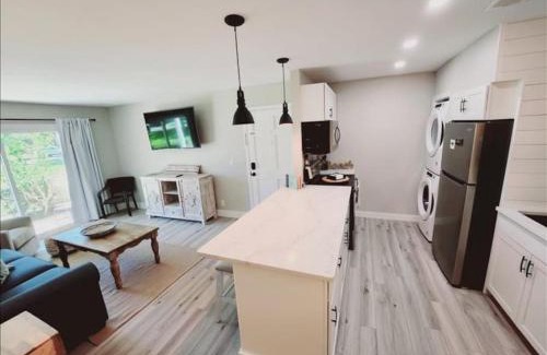 Demere Park Apartment | J7 completely renovated, 2 pools, pickleball, fishing, fitness center,easy walk to pier