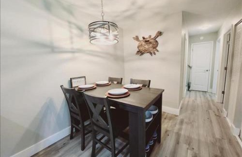 Demere Park Apartment | J7 completely renovated, 2 pools, pickleball, fishing, fitness center,easy walk to pier
