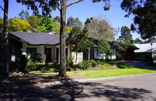 Pokolbin House | Jacaranda Amber The Vintage Golfside Luxe Villa