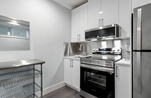 Hastings House | Jack's AirBnB · Sunrise Village 1 BR, 1 BA
