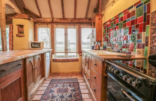 Gloucester Cottage | JACKDAW'S ROOST, pet friendly, with a garden in Cheltenham
