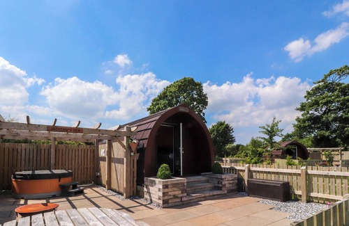 Knott End-on-Sea Cottage | JACKDAWS DEN, romantic, character holiday cottage in Lancaster