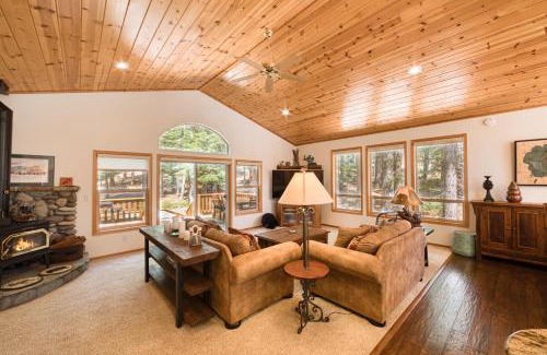 Truckee House | Jackpine Lodge at Tahoe Donner by Tahoe Getaways - Private Hot Tub w Foosball and HOA