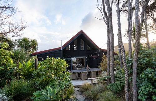 Tryphena House | JACKS SANCTUARY - amazing sea views, double outside bath, walk to the pub & cafe