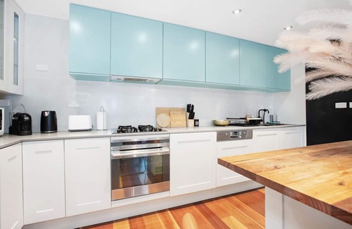 Redfern Apartment | Jacks Stylish Central Retreat w Free Parking