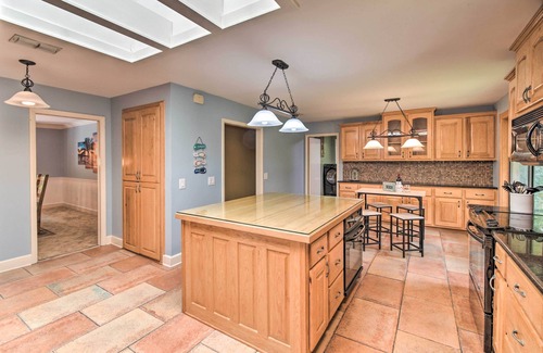 Arlington House | Jacksonville Home on 1 Acre ~ 6 Mi to Beach!