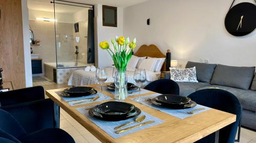 Nahariya Apartment | Jacuzzi, Pool & Sunset by the Sea