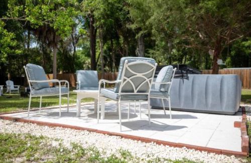 Crystal River House | Jacuzzi, Pool Table, Fire Pit, Ping Pong, close to downtown, 3 minutes to Kings Bay