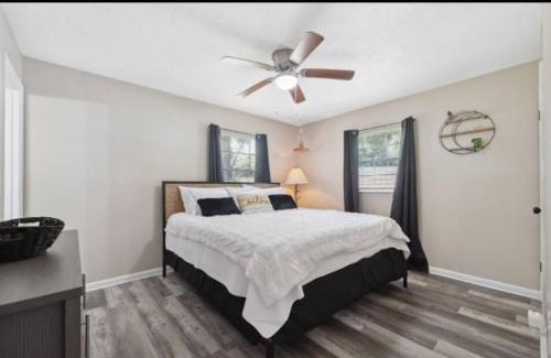 Crystal River House | Jacuzzi, Pool Table, Fire Pit, Ping Pong, close to downtown, 3 minutes to Kings Bay