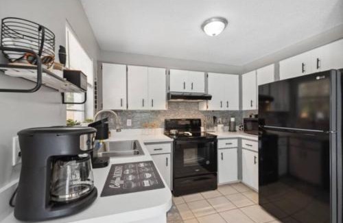 Crystal River House | Jacuzzi, Pool Table, Fire Pit, Ping Pong, close to downtown, 3 minutes to Kings Bay