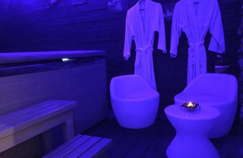 Vauvert Bed & Breakfast | Jacuzzi privé Chambre et table d hotes
