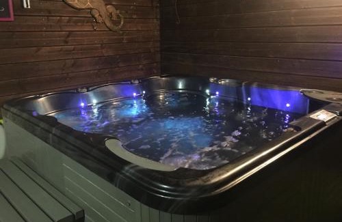 Vauvert Bed & Breakfast | Jacuzzi privé Chambre et table d hotes