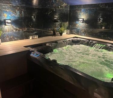 Watford Apartment | Jacuzzi Retreat Watford ,6 Pax