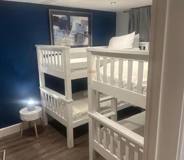 Watford Apartment | Jacuzzi Retreat Watford ,6 Pax